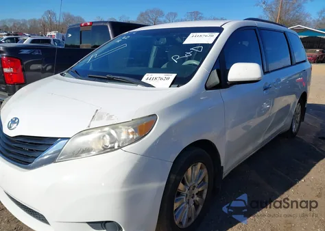 2012 Toyota Sienna Le 7 Passenger z USA, uszkodzony, nr VIN 5TDJK3DC3CS048579